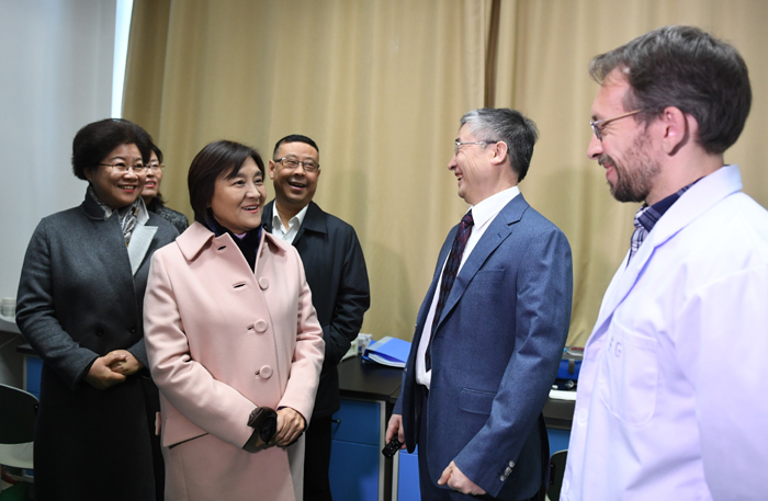 3月31日上午,自治区党委副书记、自治区主席布小林到内蒙古师范大学调研时详细了解师资队伍、教学科研、国际交流等情况。内蒙古日报社融媒体记者 韩卿立 摄